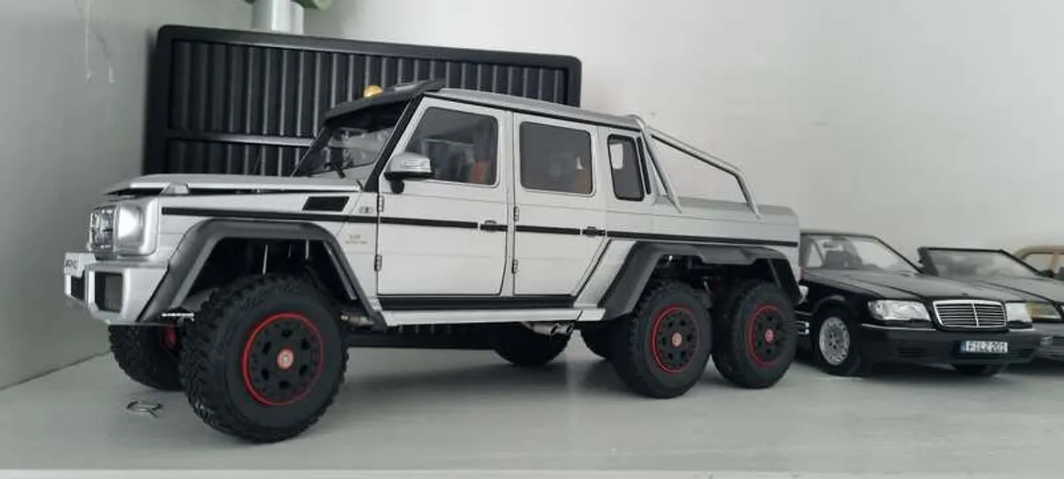 Autoart 118 - Model Race Car - Amg - Mercedes Benz G63 6x6 V8 (2013) - Image 1