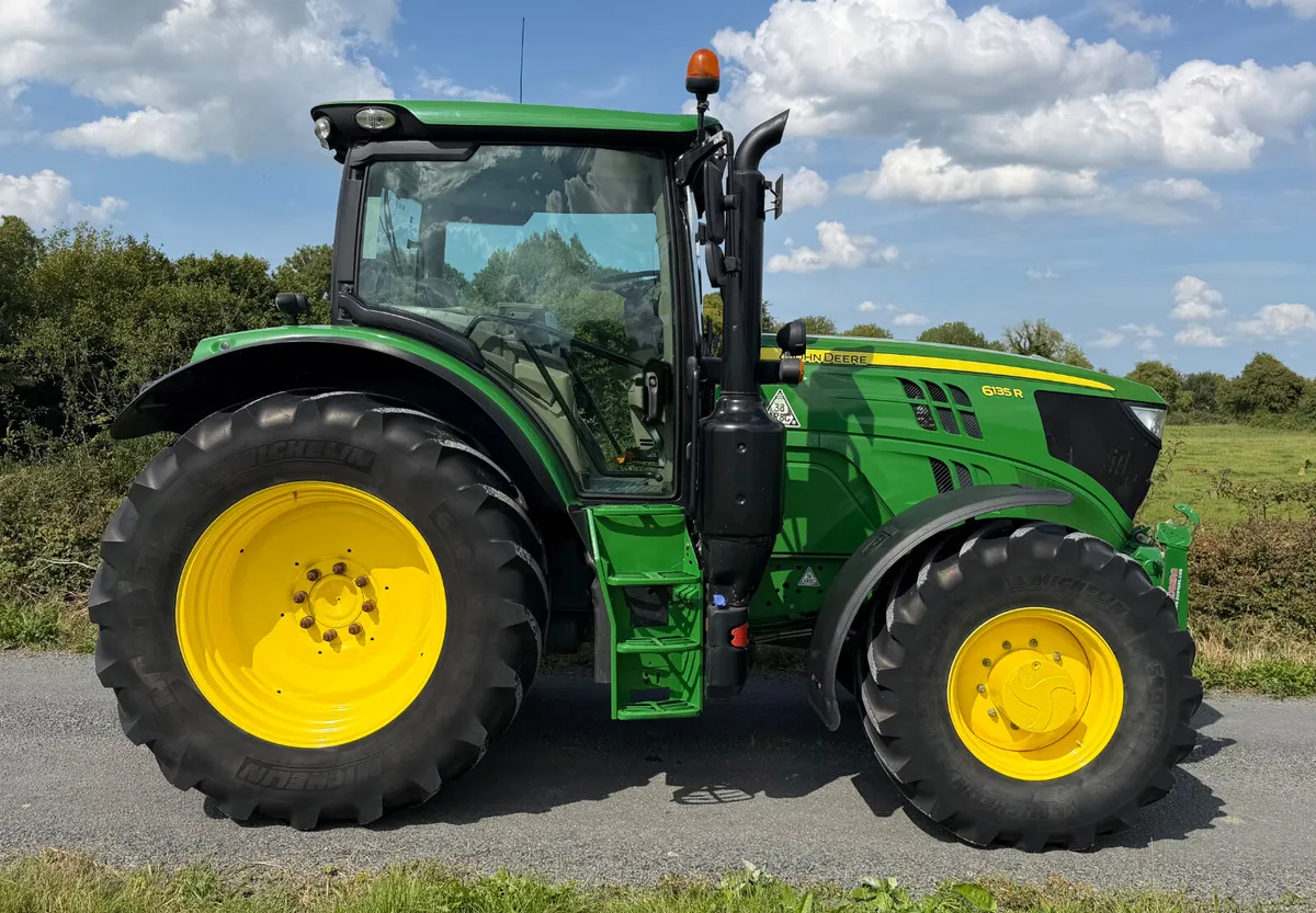 181 JOHN DEERE 6135R **HIGH SPEC** - Image 1