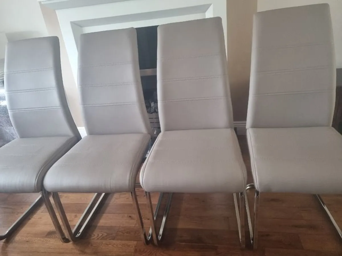 High-gloss Extending Dining Table plus 4 Cantilever chairs - Image 2