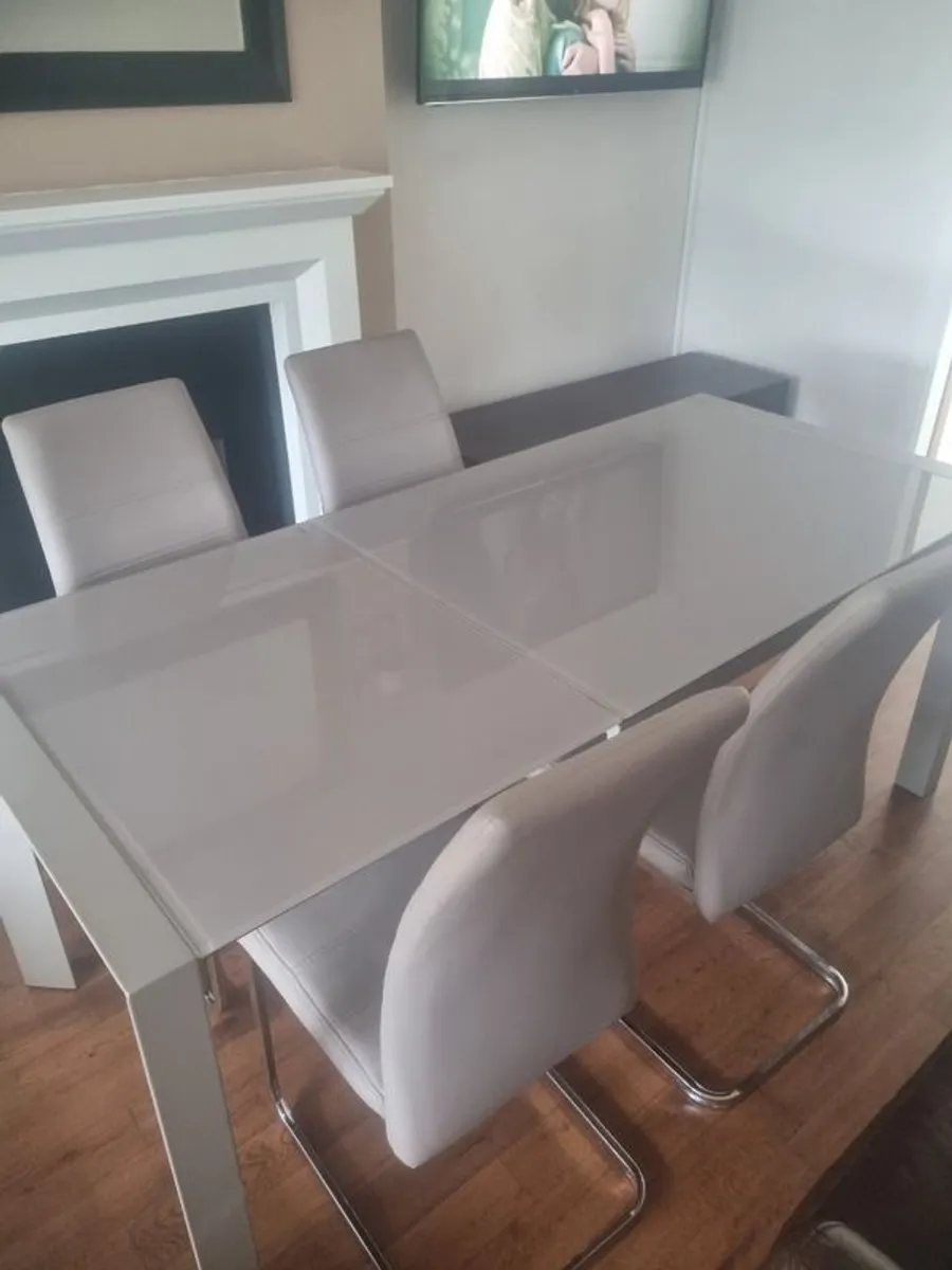 High-gloss Extending Dining Table plus 4 Cantilever chairs - Image 4