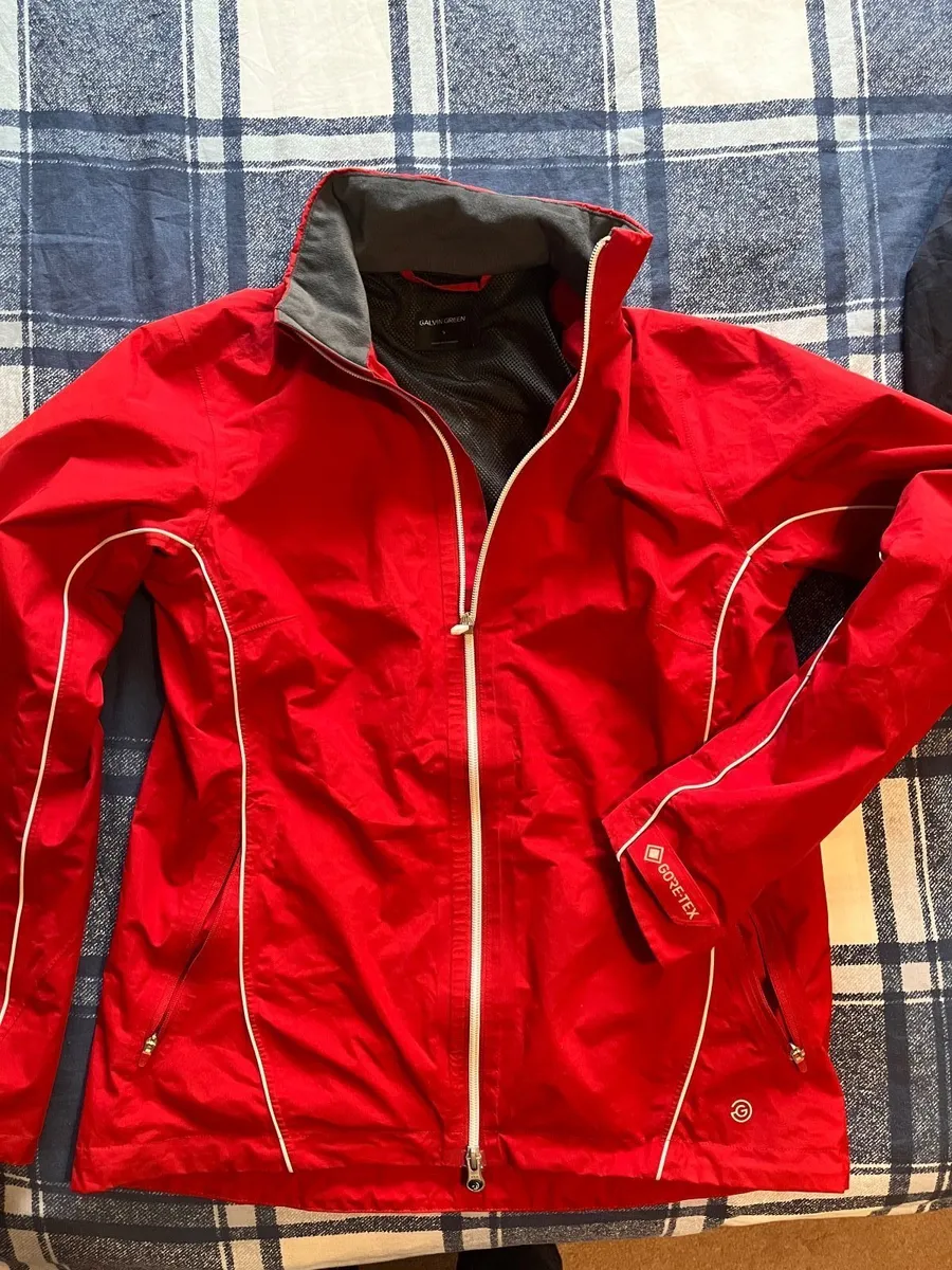 Child’s golf gore-tex rain top - Image 1