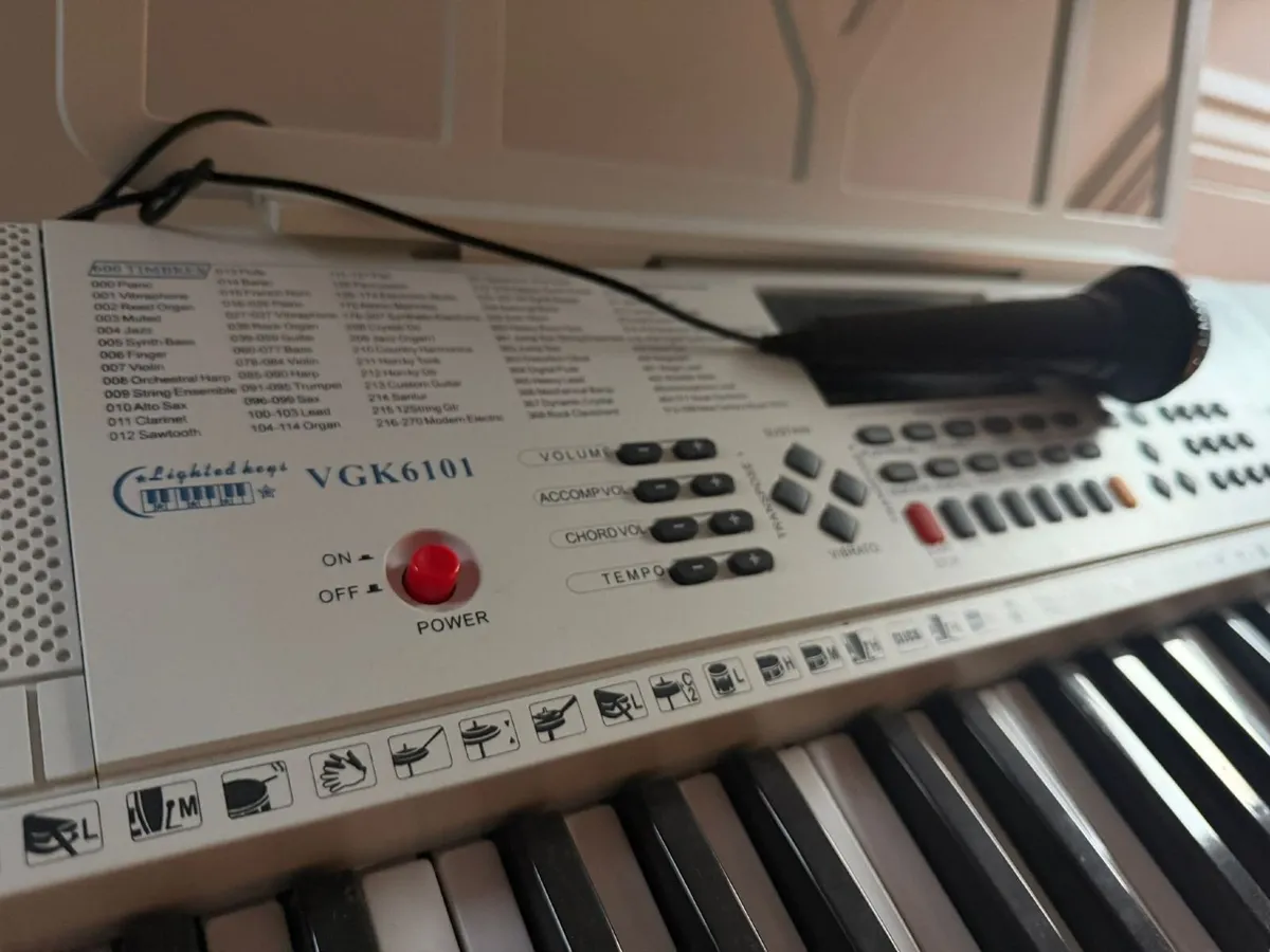 Vangoa 61-Key Electronic Keyboard - Image 2