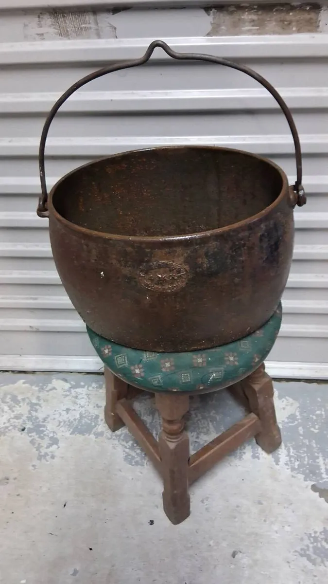 Cast iron pot - Image 1