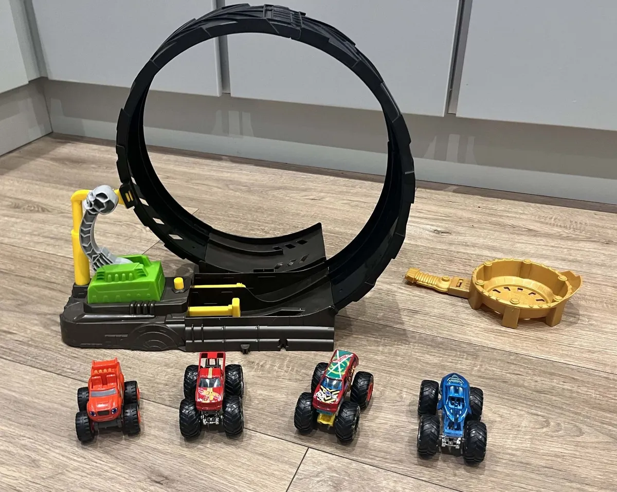 Hotwheels loop and Gorilla - Image 1