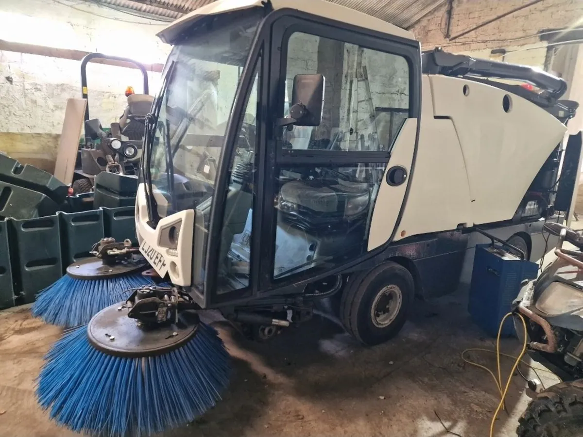 2020 Bucher Johnson road sweeper roadsweeper - Image 3