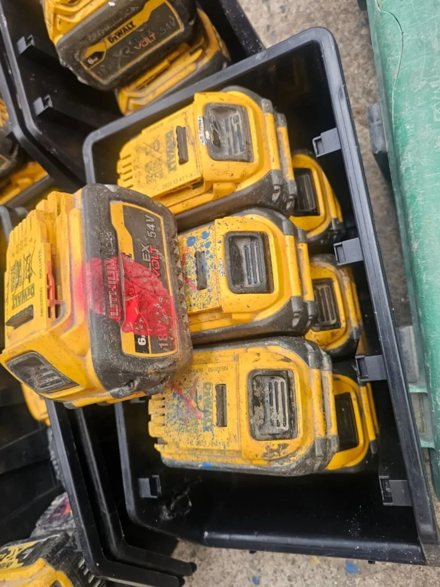 Broken Dewalt 6amp batteries €40