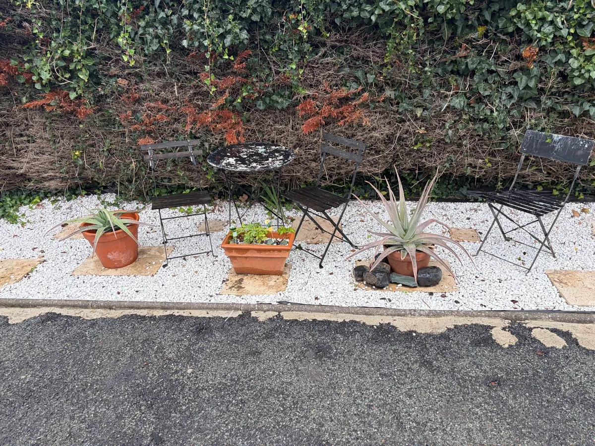 garden ceramic pots + flower + table + chairs - Image 1