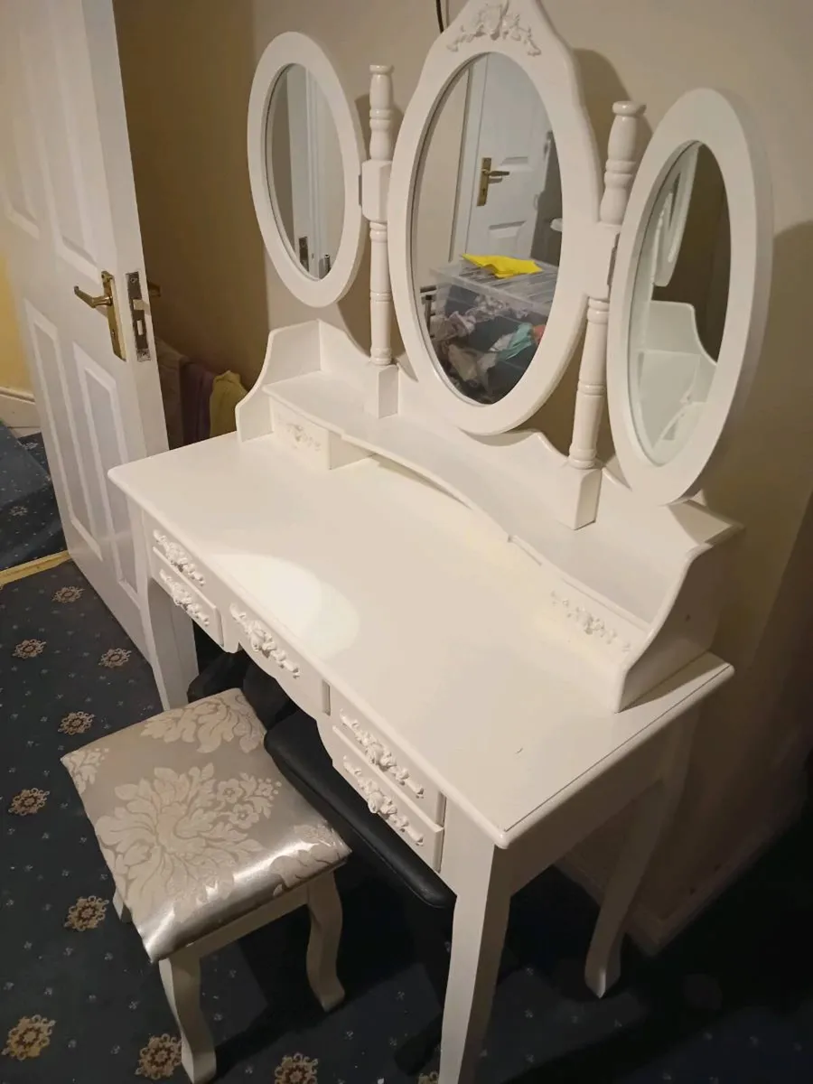 Dressing table