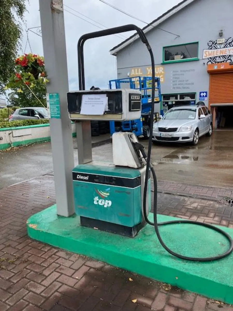 Secondhand petrol pumps - Image 1