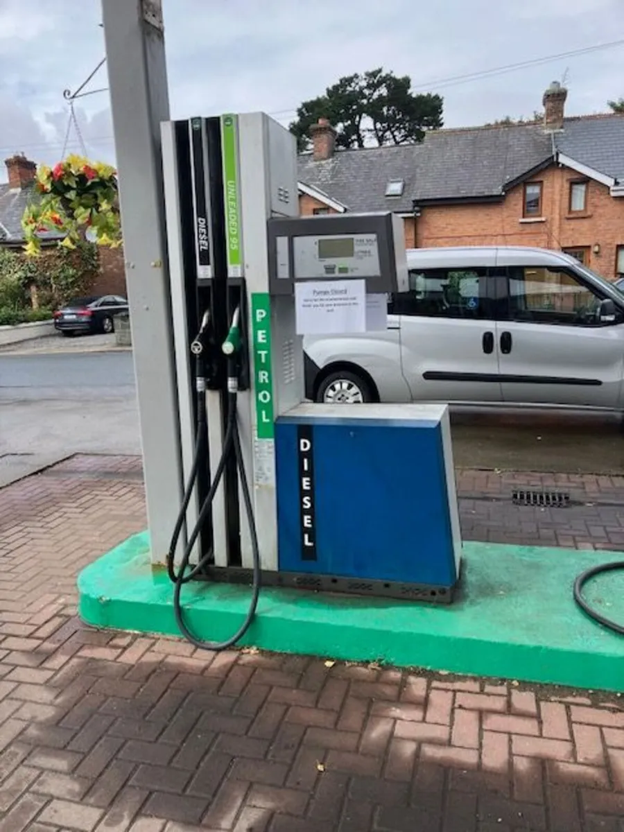 Secondhand petrol pumps - Image 2
