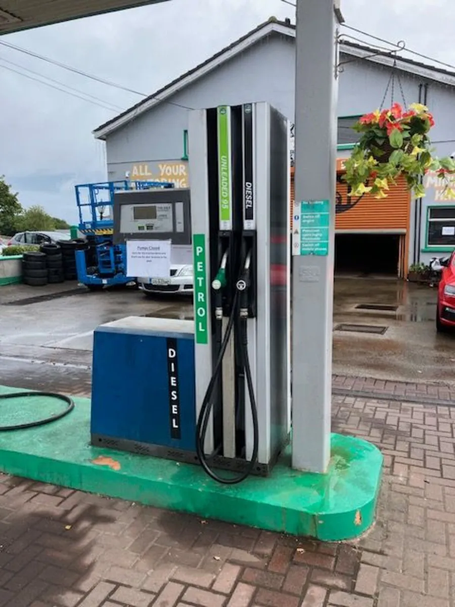 Secondhand petrol pumps - Image 3