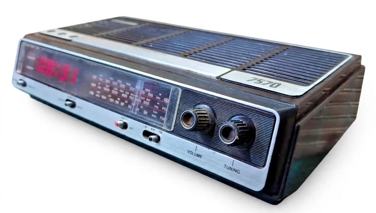 1980s clock radio - Image 2
