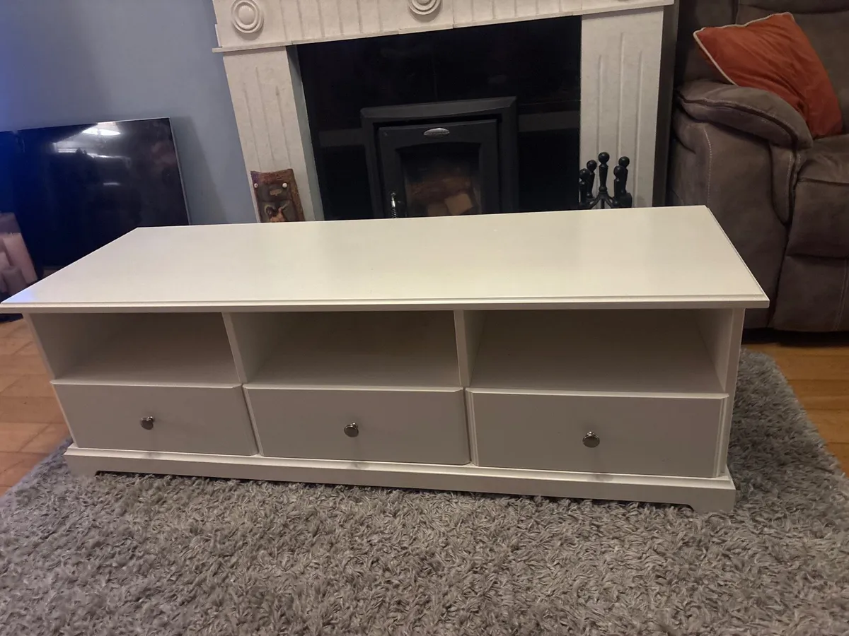 TV stand - Image 1