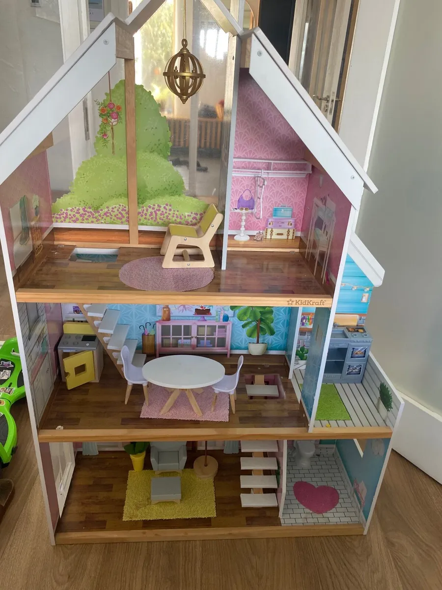 Kid craft dolls house. - Image 1