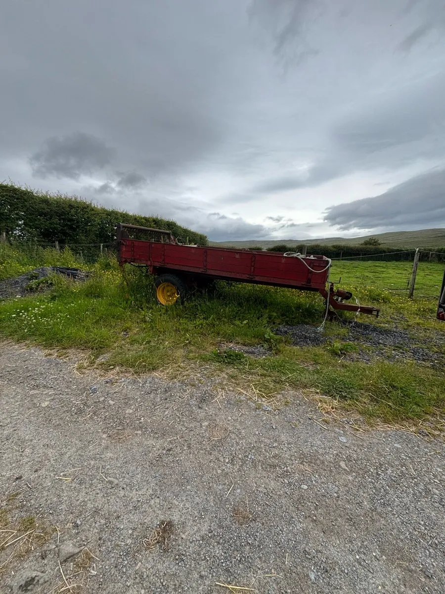 Antique muckspreader - Image 1