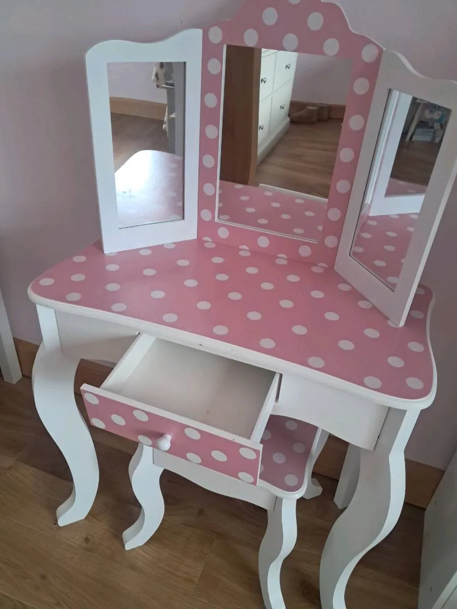 Girls Make up table - Image 1