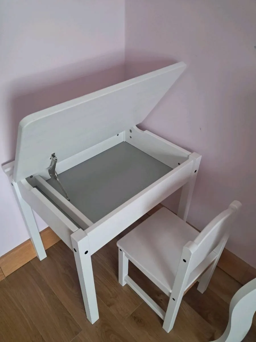 Kids desk and chair - Image 1