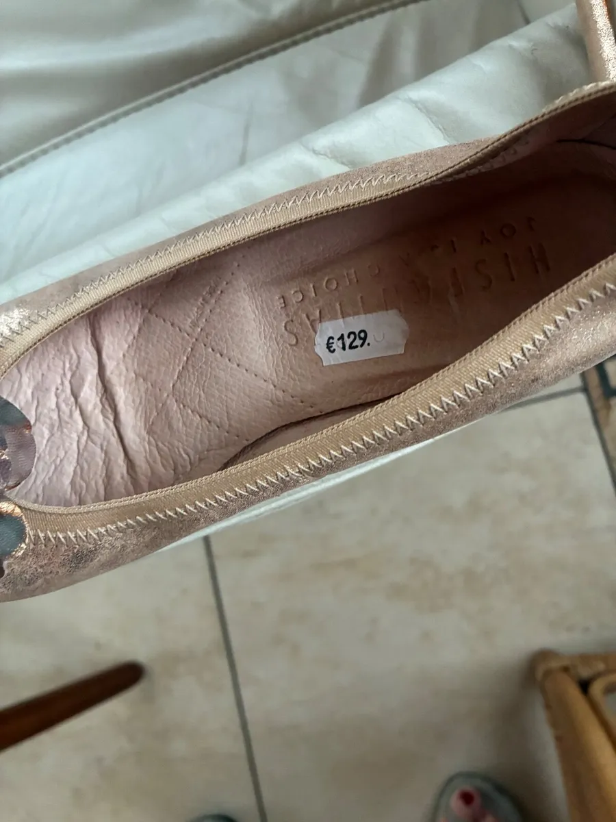Designer flat shoes glazed gold colour - Image 1