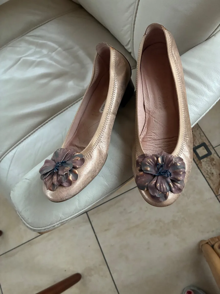 Designer flat shoes glazed gold colour - Image 3