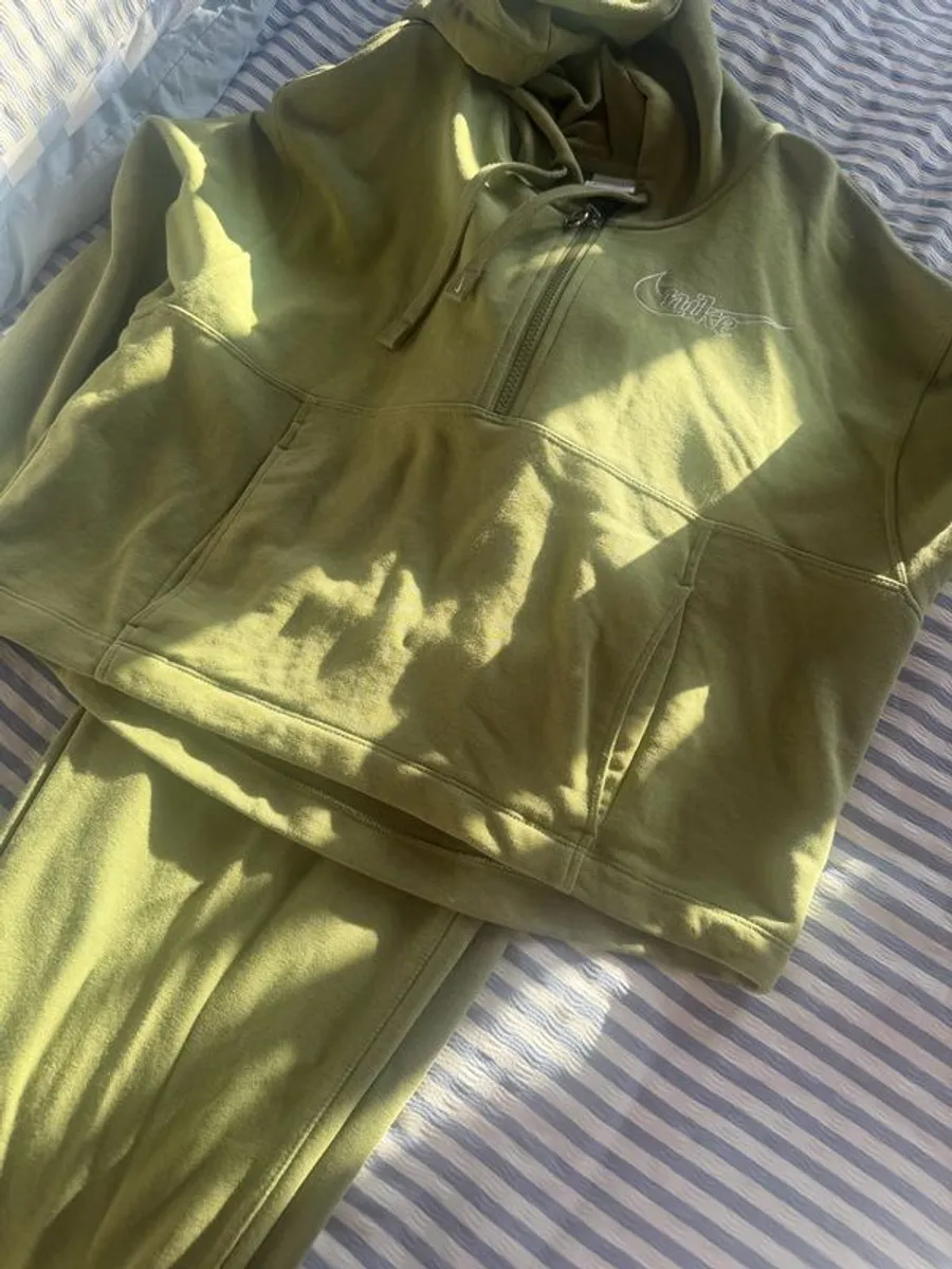 ladies clothes - Image 1