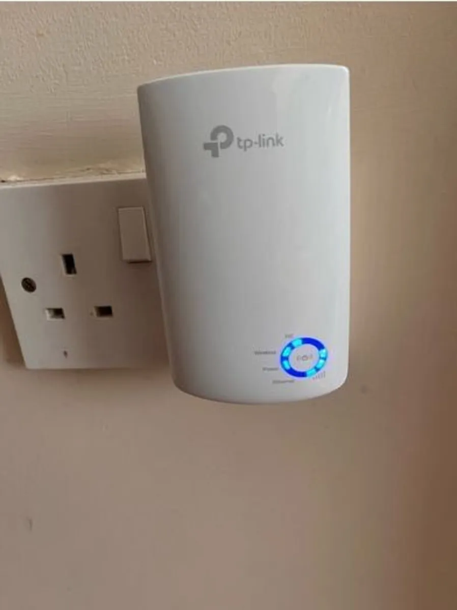 TP-Link Wi-Fi Extender - Image 1
