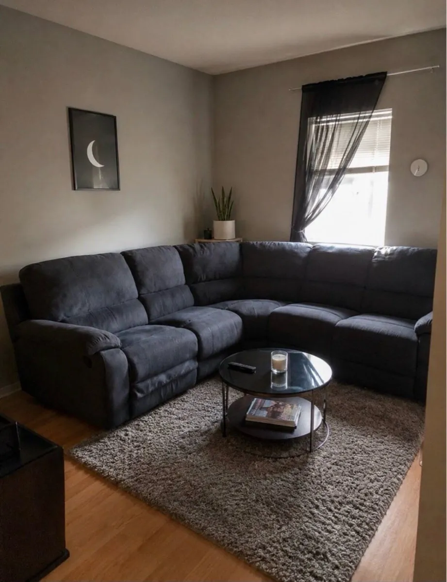 Large recliner sofa - Image 1