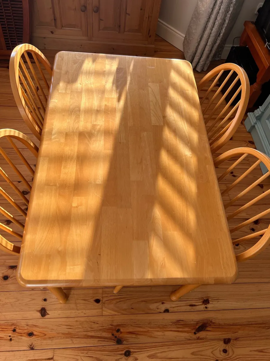 Table and 4 chairs - Image 1