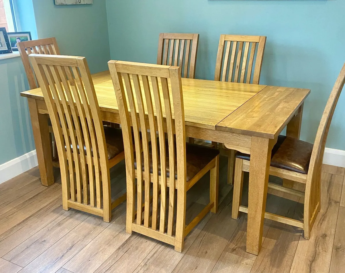 Kitchen table and chairs - Image 1