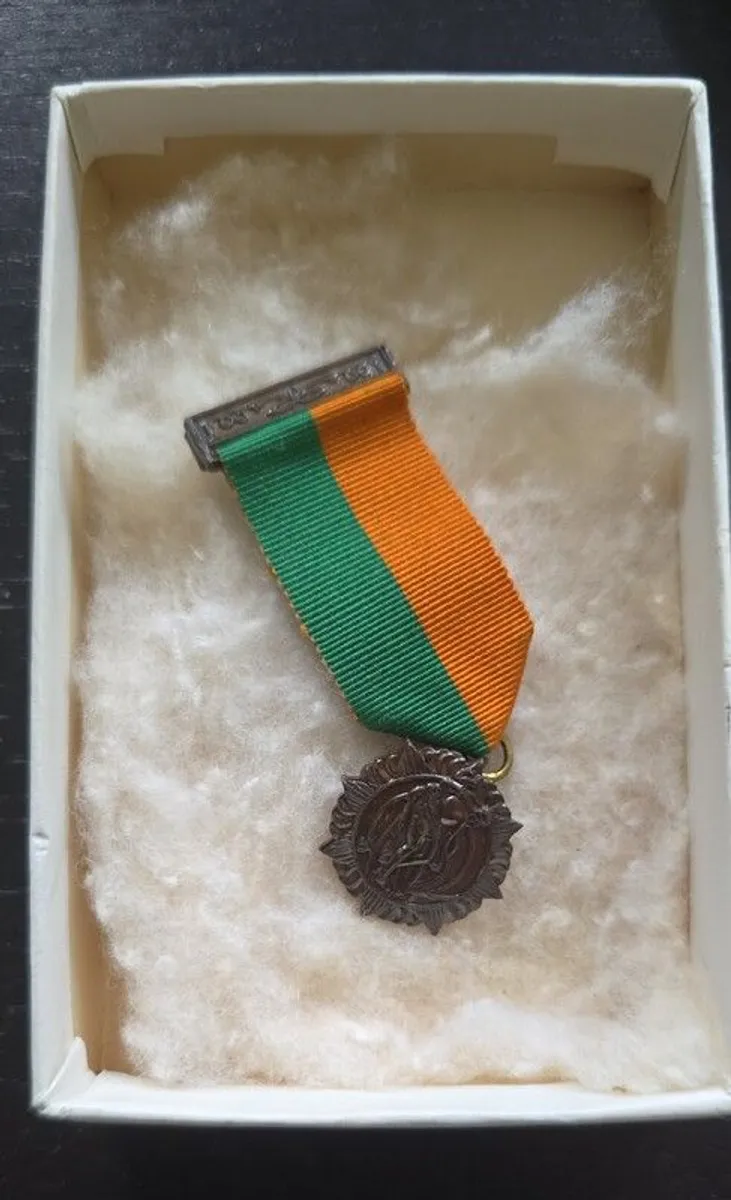 Pair of miniature medals ( 1916 Easter Rising and War of Independence With Comrac bar ) for sale - Image 2