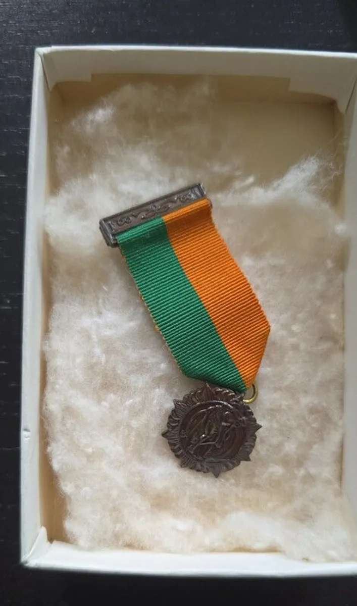 Pair of miniature medals ( 1916 Easter Rising and War of Independence With Comrac bar ) for sale - Image 3