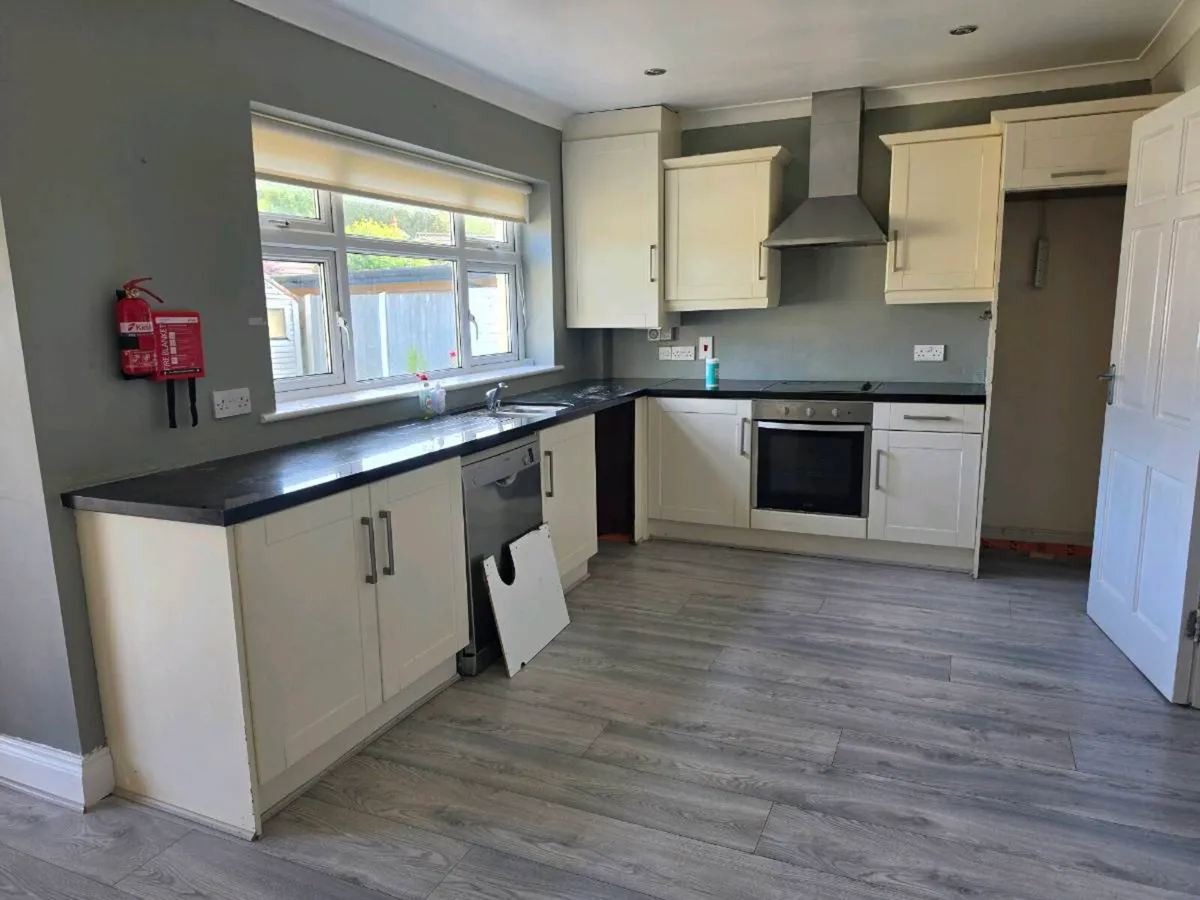 Kitchen with granite stone - Image 2