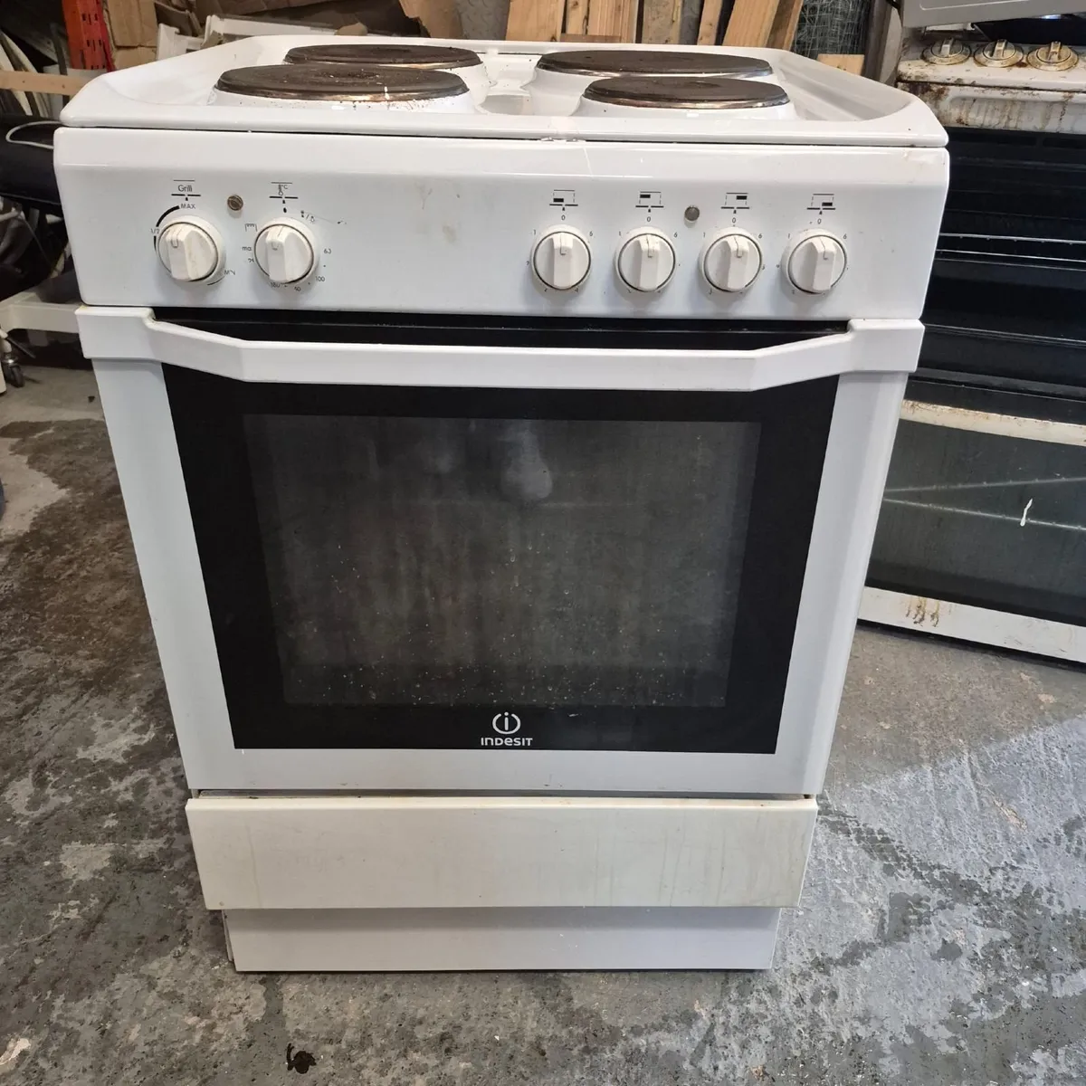Indesit freestanding electric cooker - Image 1
