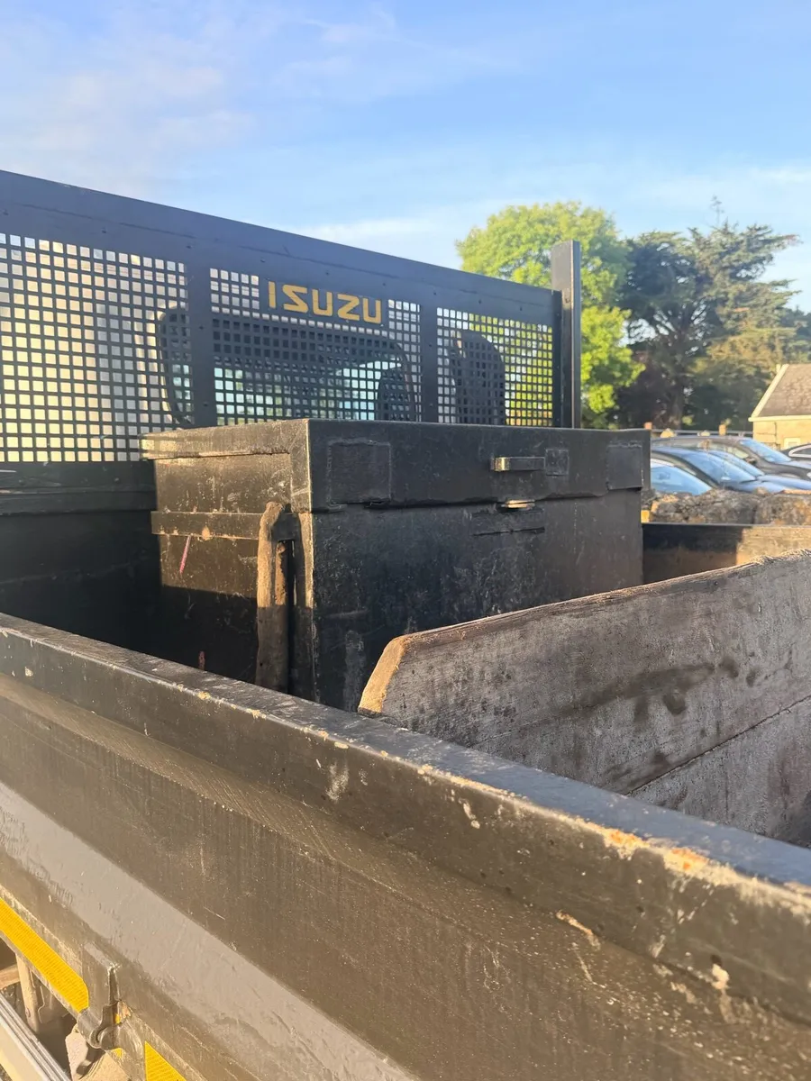 Izuzu tipper taxed and tested - Image 3