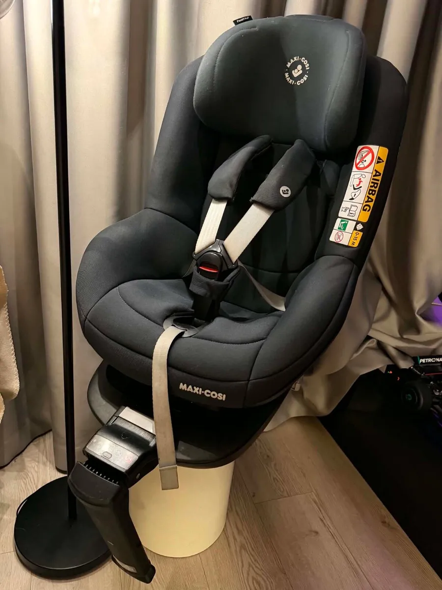 Maxi-Cosi Pearl Pro 2 with iso-fix car seat - Image 1