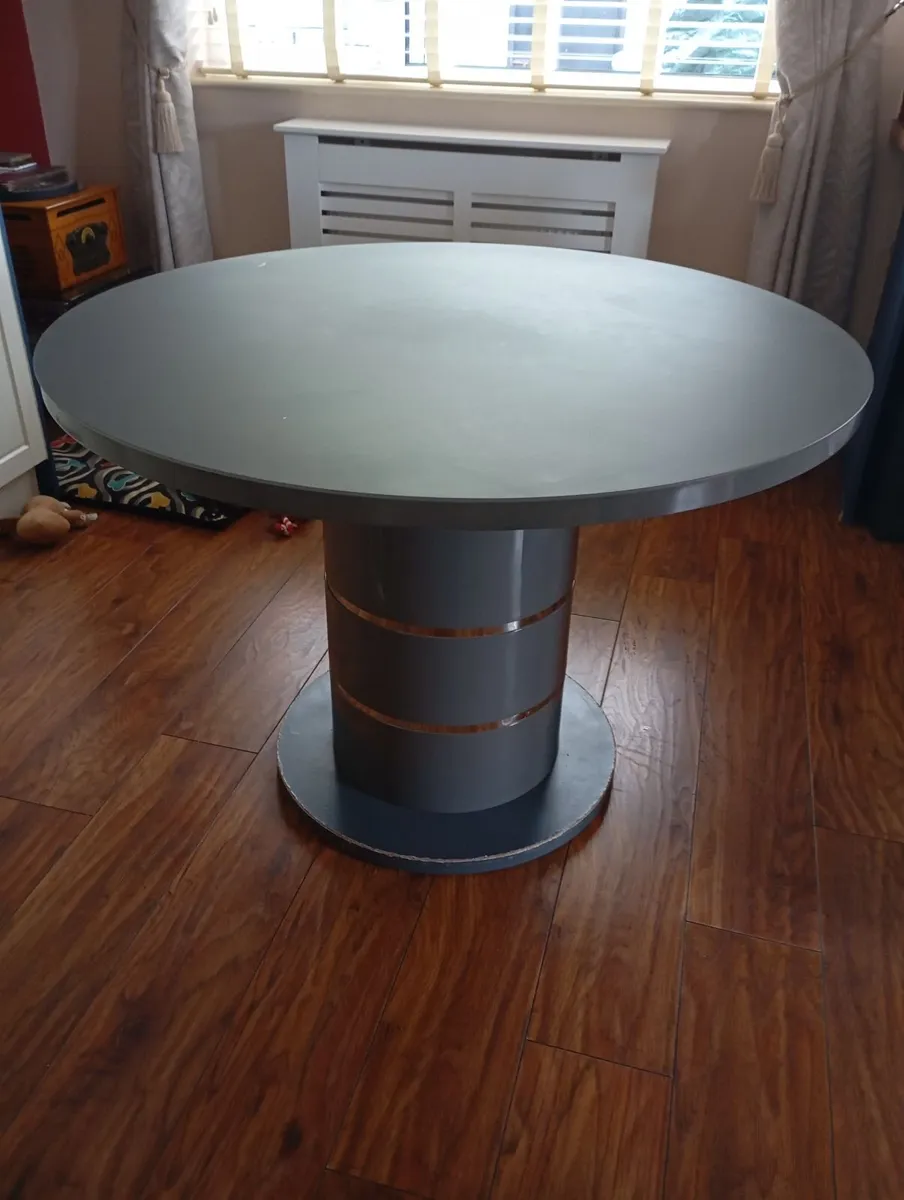 Dining room table - Image 1