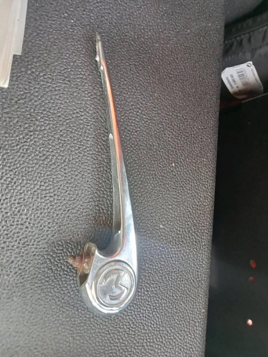 Four old car badges - Image 4