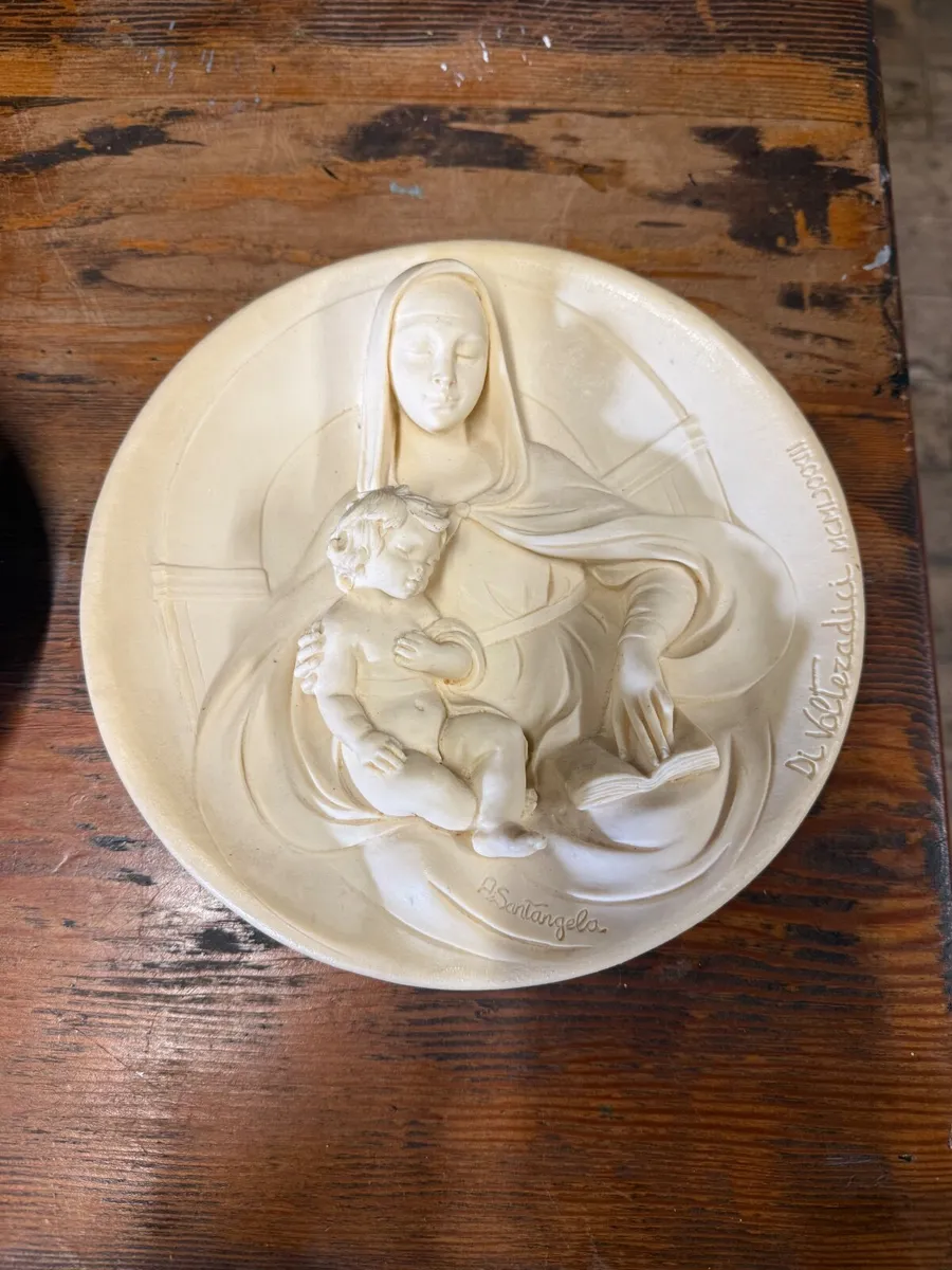 Four vintage religious alabaster wall plates. - Image 4
