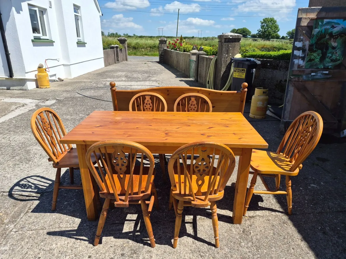 Table and chairs - Image 2