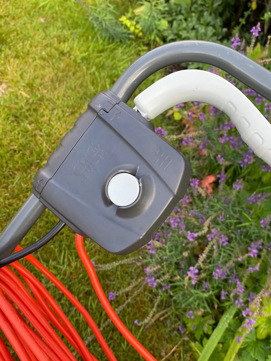Flymo SimpliMow 300 Lawnmower & Strimmer - Image 4