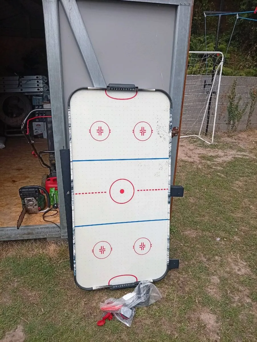 Electric air hockey