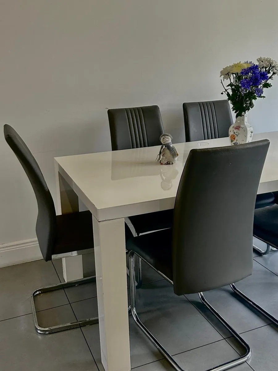 Table and Chairs - Image 4