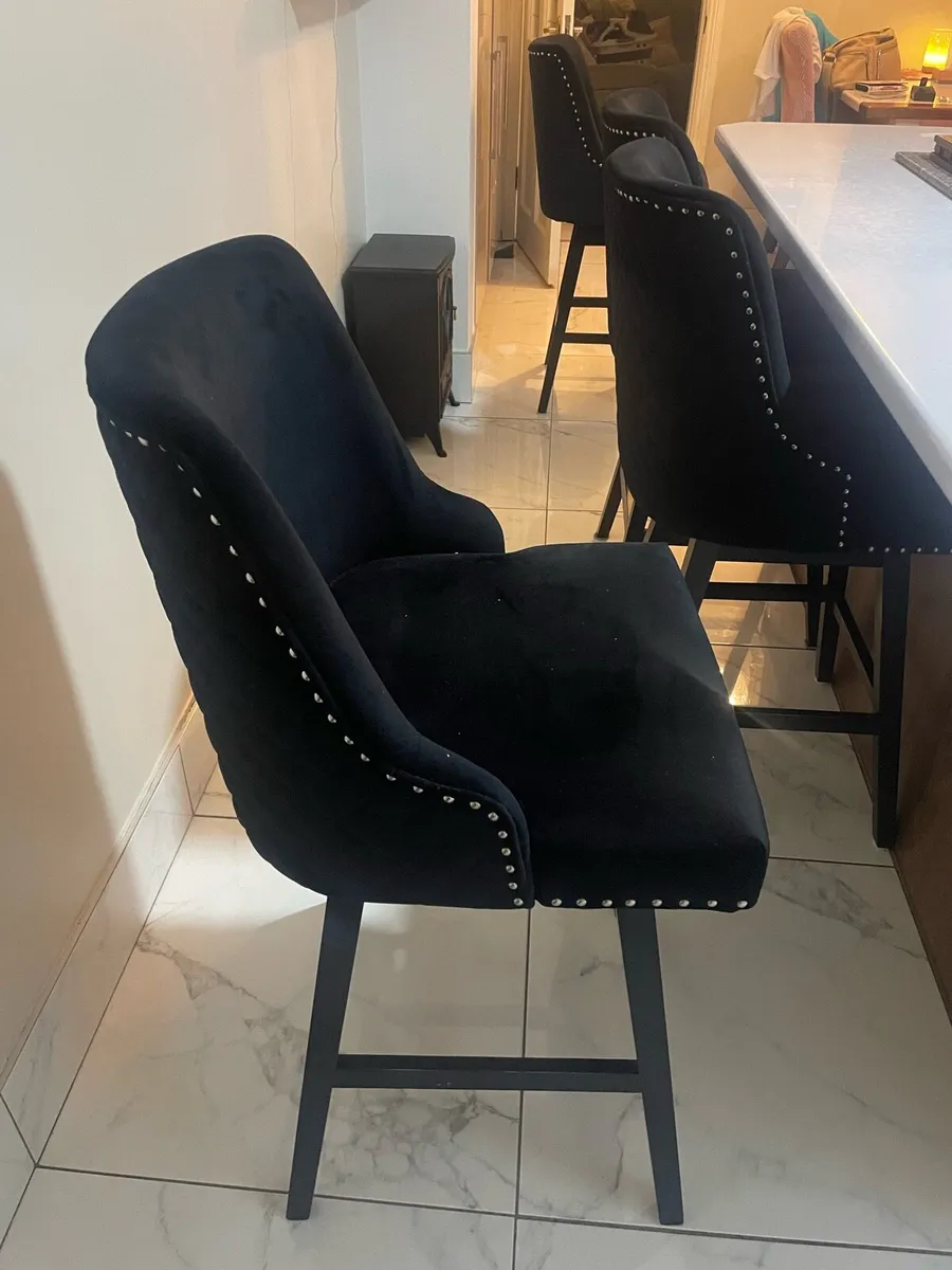 4 bar stools as new lovely detail - Image 1