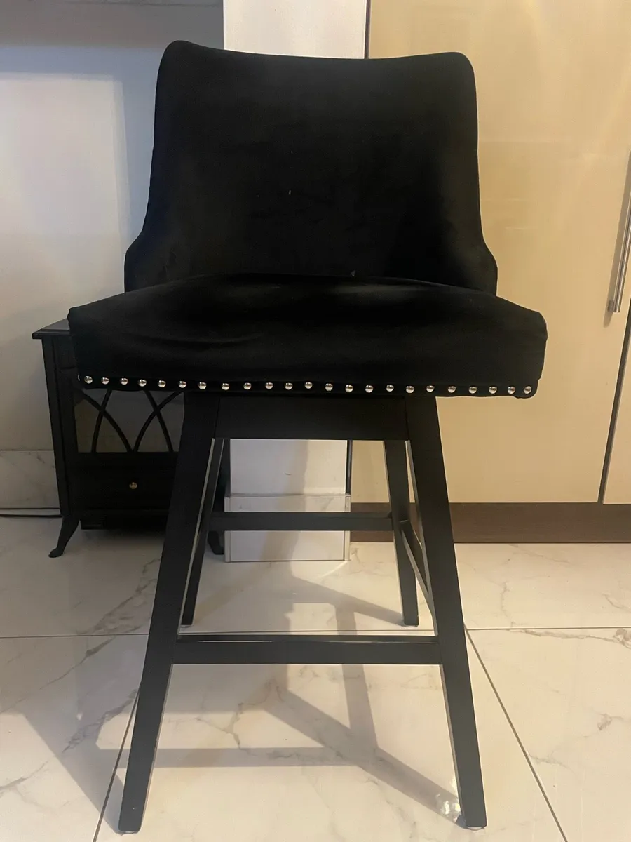 4 bar stools as new lovely detail - Image 2