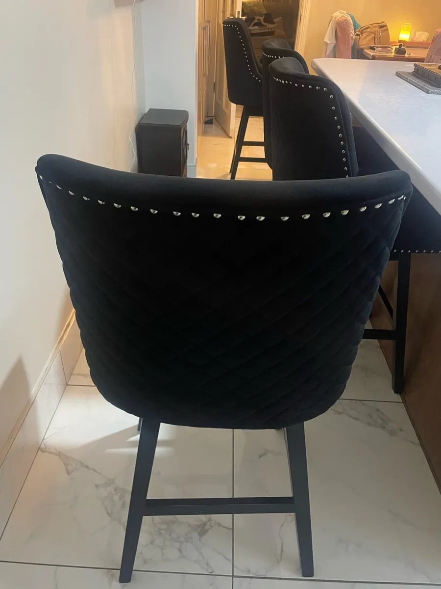 4 bar stools as new lovely detail - Image 3
