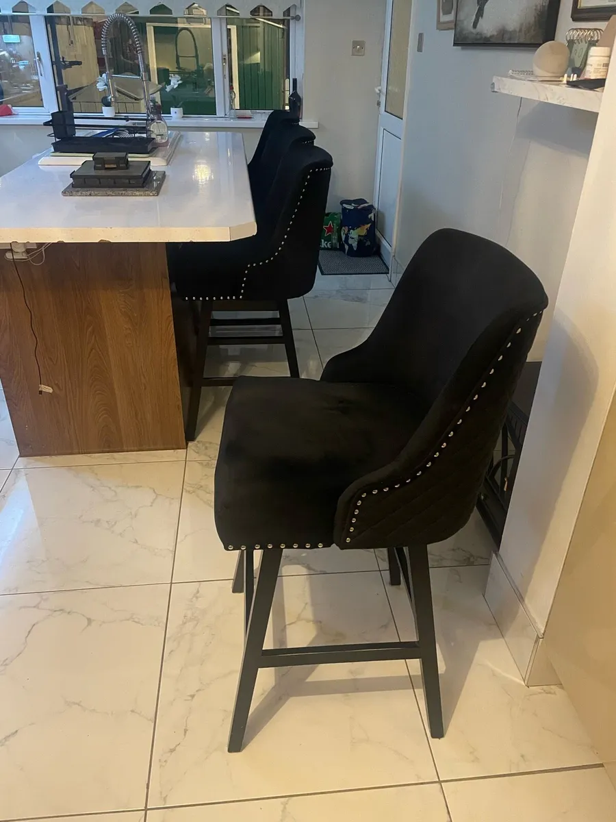 4 bar stools as new lovely detail - Image 4