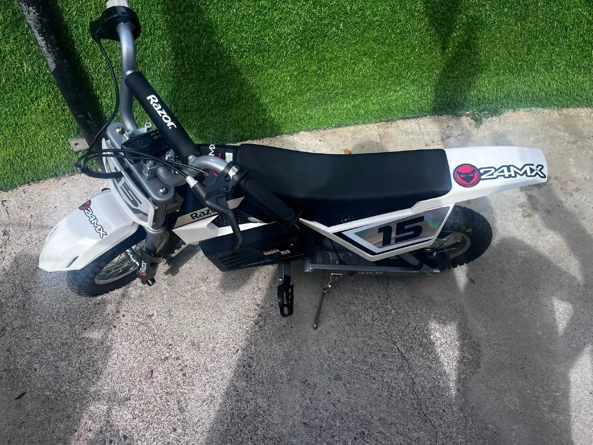 Razor MX400 Electric Motocross Dirt Bike for Teens - Image 4