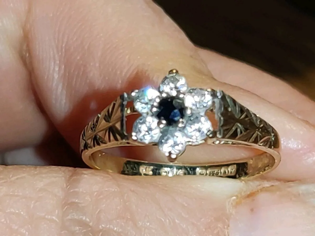 RARE, DAISY SAPPHIRE, 9CT Gold New Dress Ring ! - Image 1