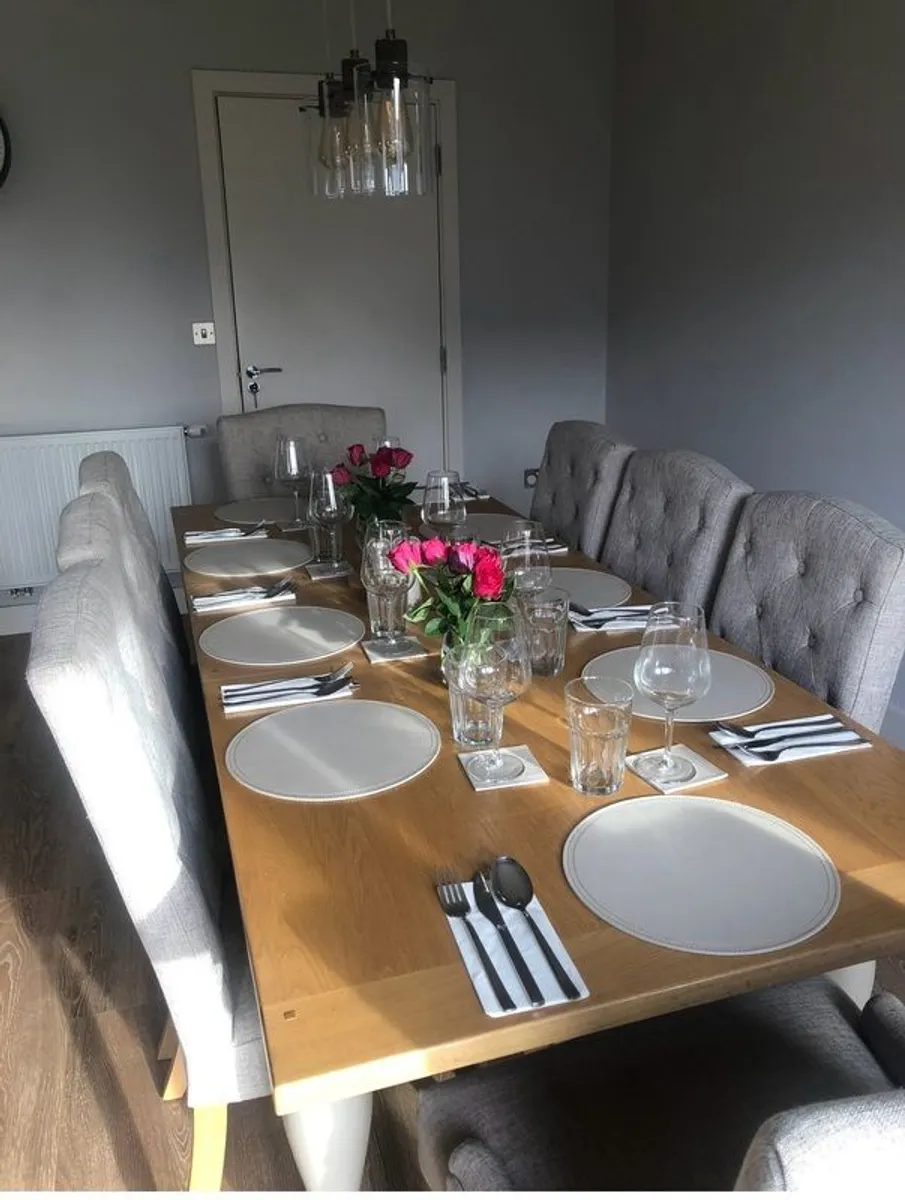 Beautiful oak table and 8 chairs - Image 1
