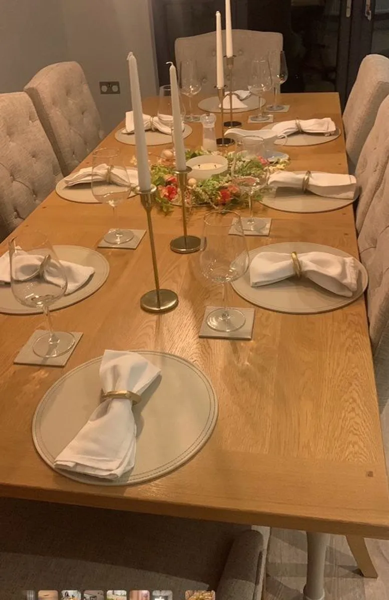 Beautiful oak table and 8 chairs - Image 2