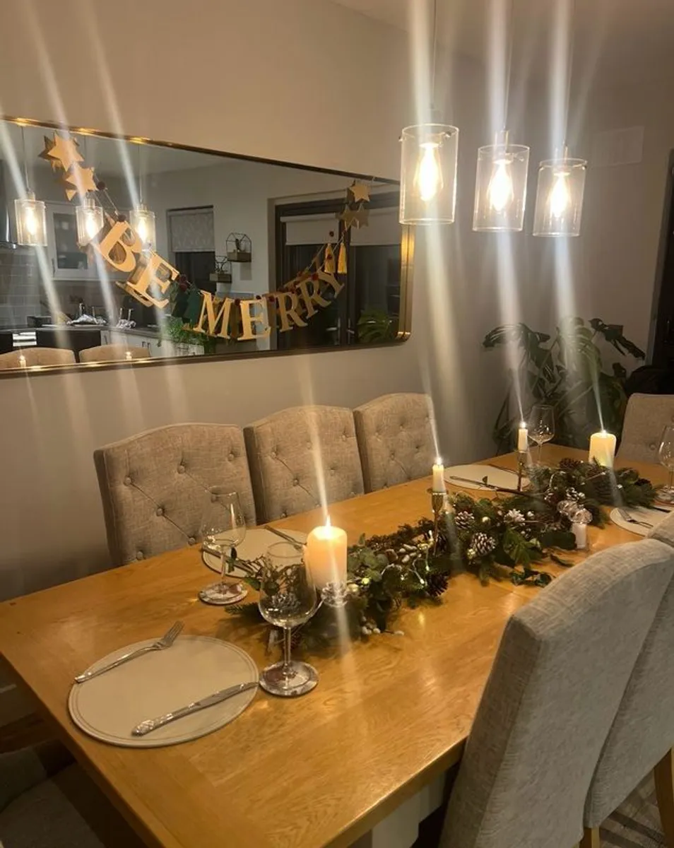 Beautiful oak table and 8 chairs - Image 3